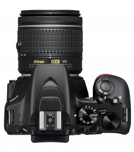 Nikon-DSLR D3500 von oben mit Objektiv