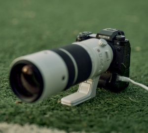 Fujifilm X-H2S mit Teleobjektiv auf Rasen