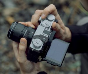 Die Systemkamera Fujifilm X-T5 wird in Händen gehalten